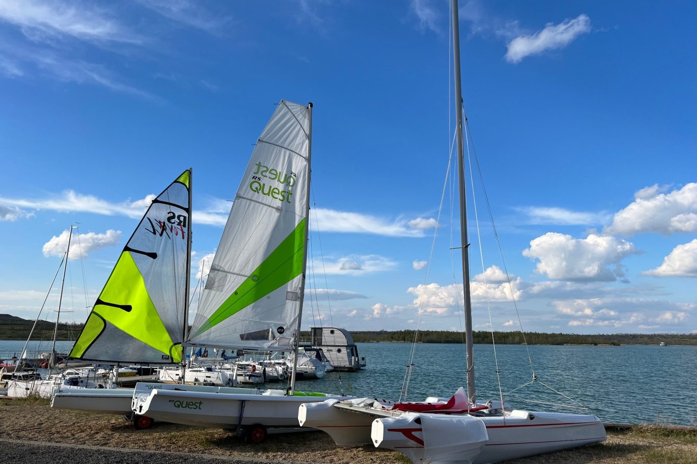 Segelboote am Ufer vom Störmthaler See