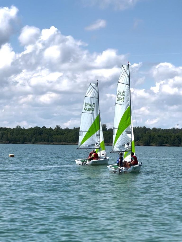 Segelschüler während eines Segelkurses in Leipzig