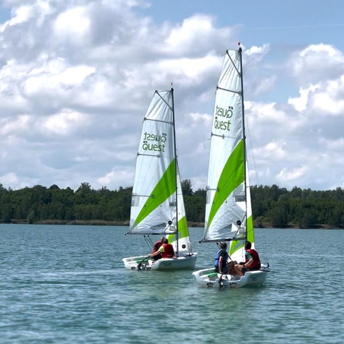 Segelschüler auf einer Jolle